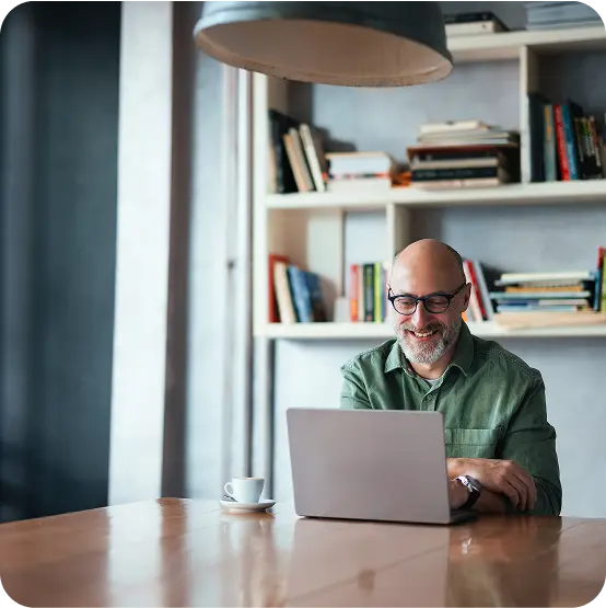 Paziente al computer mentre cerca la sede SYNLAB